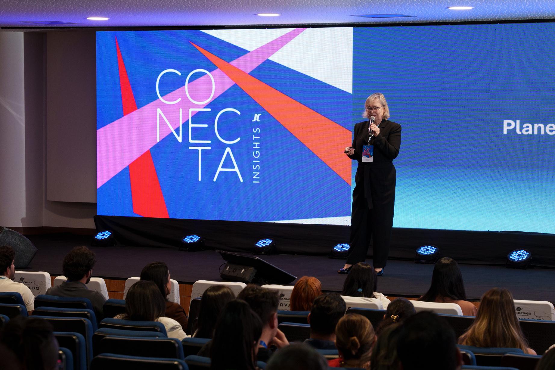 Viviane Narducci palestrando no evento Conecta Insights